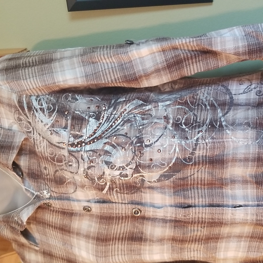 Women's Daytrip Rolled up Sleeve Flannel. - Picture 2 of 6